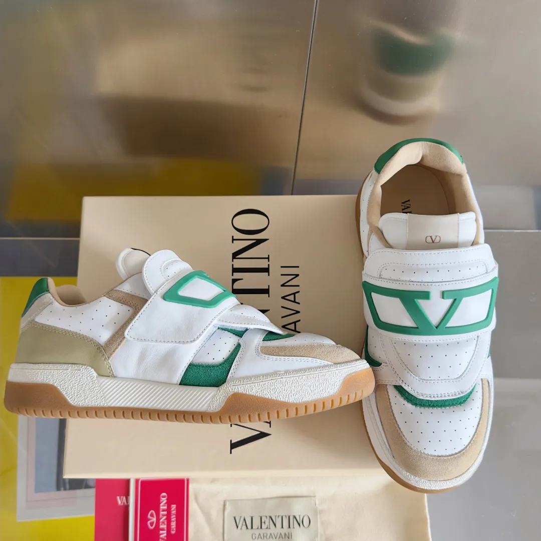 [Valentino] P: 880💰 Couple model, size: ▪️Size: Women's model 35-40 / Men's model 39-44 (45 customized) Valentino Valentino Couple model Joie de Jouer series Velcro Thick sole Bread shoes Couple model Casual sports shoes White shoes Original purchase and development Production Joie de Jouer series The style is simple but not out of style. The pure white base is paired with fresh green and soft beige, and the unique Velcro design highlights your personality. Every detail tells the fashion and quality. Wear it, take a confident step, and start the fashion journey. Exquisite packaging at the delivery counter🛍📦 ▪️Fabrics: Original custom imported first-layer cowhide ▪️Inner lining: Original custom-made soft sheepskin lining ▪️Outsole: Original open-molded anti-slip TPU material ▪️Sole thickness: 3.5CM